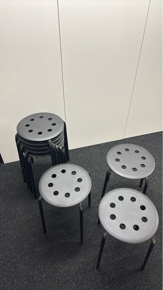 Ikea Sgabelli: 8 Hocker stapelbar Schwarz matt – Usato da Starrkirch-Wil venduto da caine87