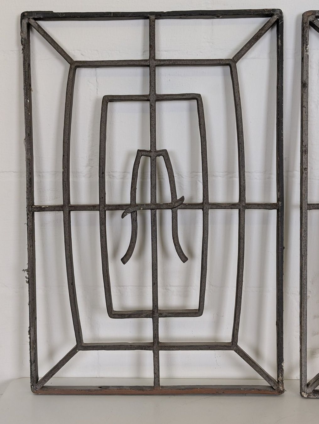 Griglie e Inferriate: 2 Antike schmiedeeiserne Fenstergitter mit A & B – Usato da Winterthur venduto da Hint17 1