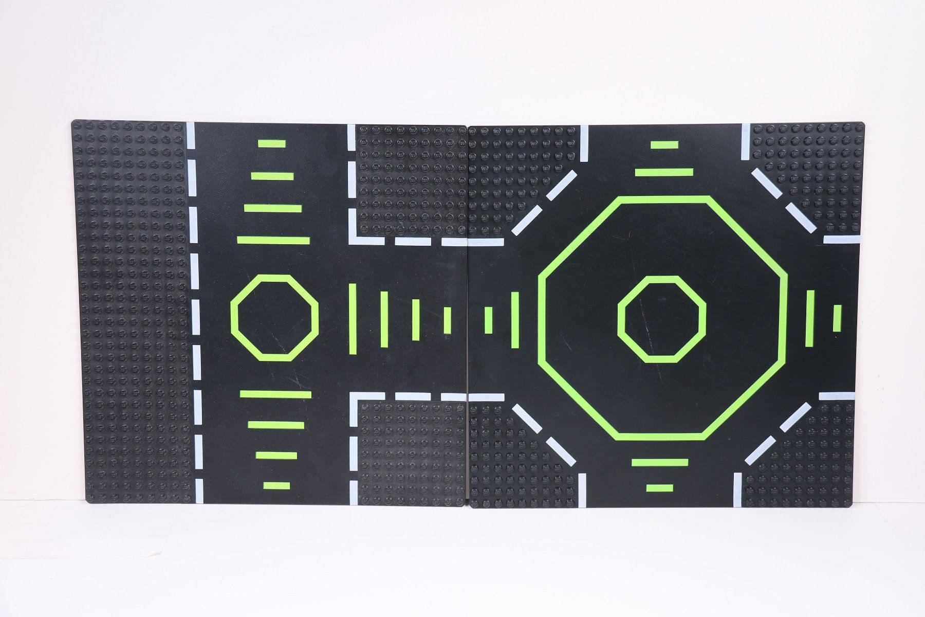 Lego Kit di costruzioni: 2 Stück Black Baseplate, Road – Usato da Hettlingen venduto da Scholi99