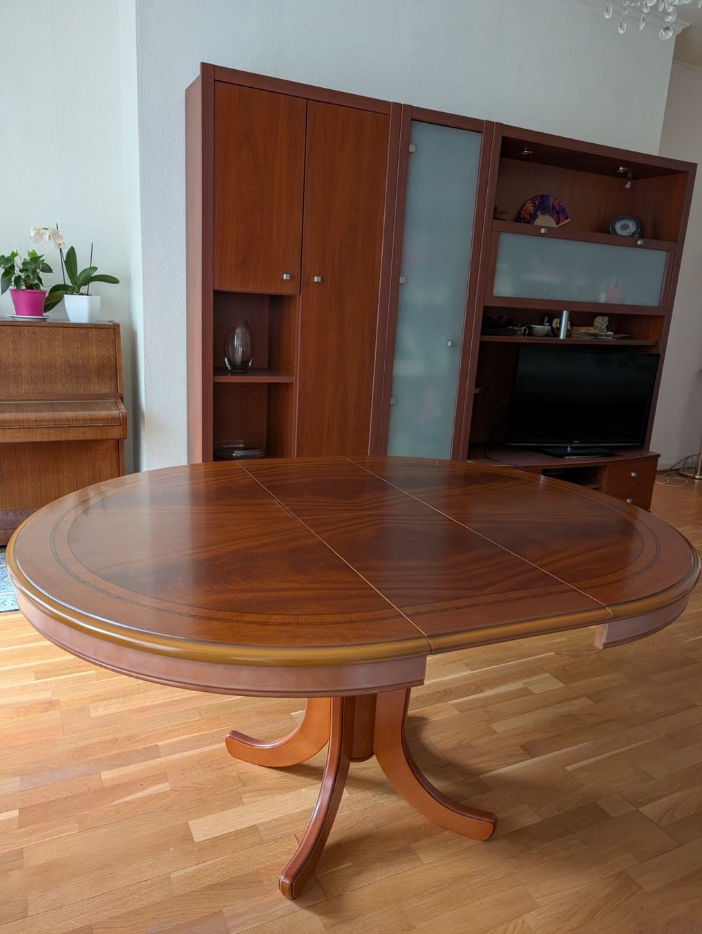 Tavoli: Table en bois massif merisier, doré de style Louis Phillippe – Usato da Genève venduto da Maria11 4