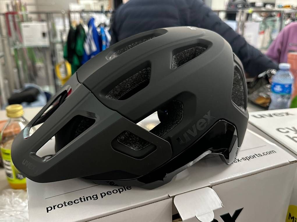 Helme: Velohelm uvex react black matt  – Gebraucht aus Sursee von pilatus.sport