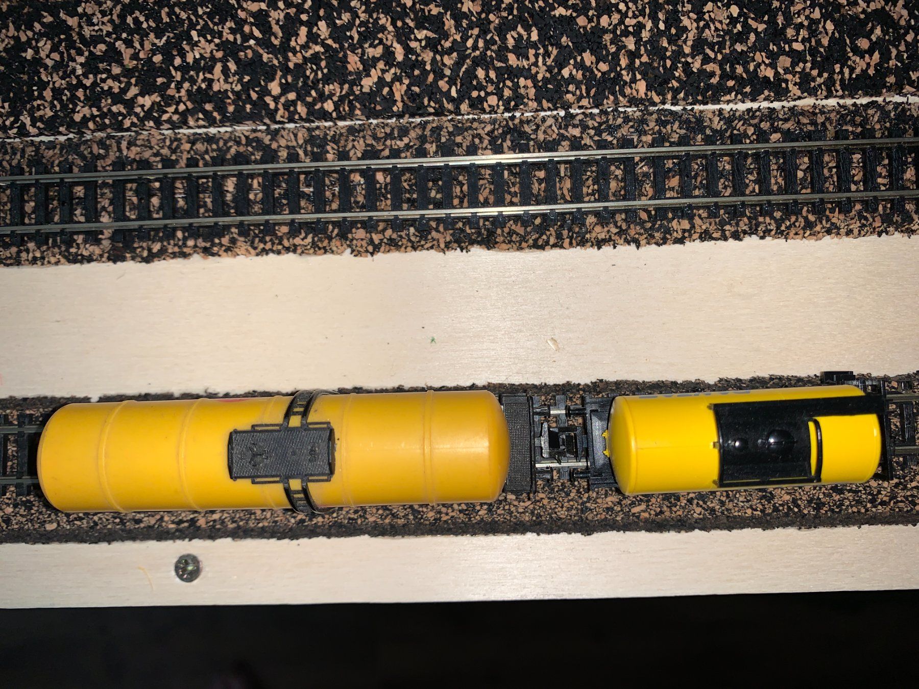 Modelleisenbahnen: 2 Kesselwagen Spur n – Gebraucht aus Belp von capowiga