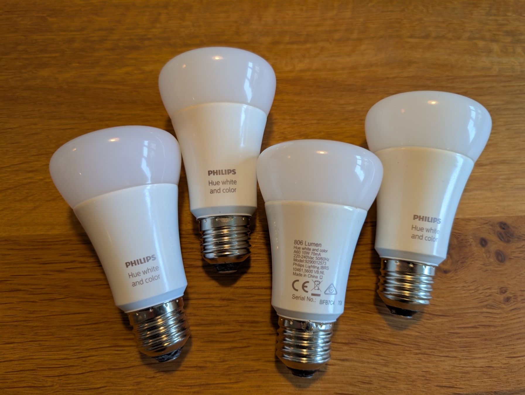 Philips Lampade: 4 PHILIPS HUE E27 A60 white and colour – Usato da Rotkreuz venduto da CRLNSC