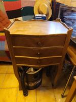 Petite table de chevet en bois avec trois tiroirs usée