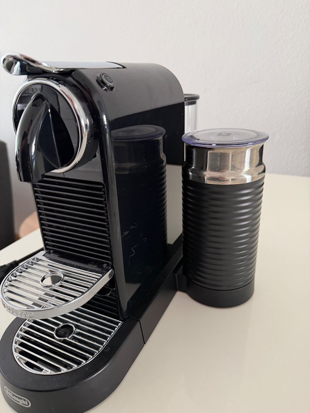 De'Longhi Macchine per caffè & Macchine per espresso: Nespresso De'Longhi mit integriertem Milchschäumer – Usato da Binningen venduto da kikoo5