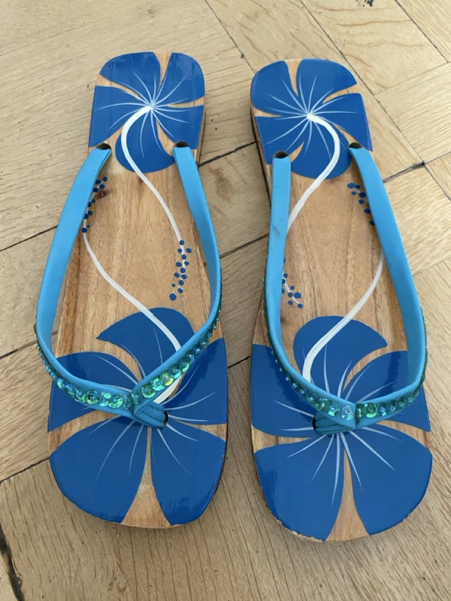 Scarpe da donna: Sommerliche Flip Flops, Holzsohle, Blumenmuster, Gr. 40 – Usato da Zürich venduto da snaut