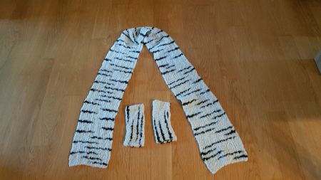 Schöner Schal mit Pulswärmer