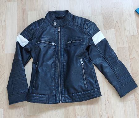 Neuwertige Lederimitat Jacke für coole Jungs Gr. 122/128