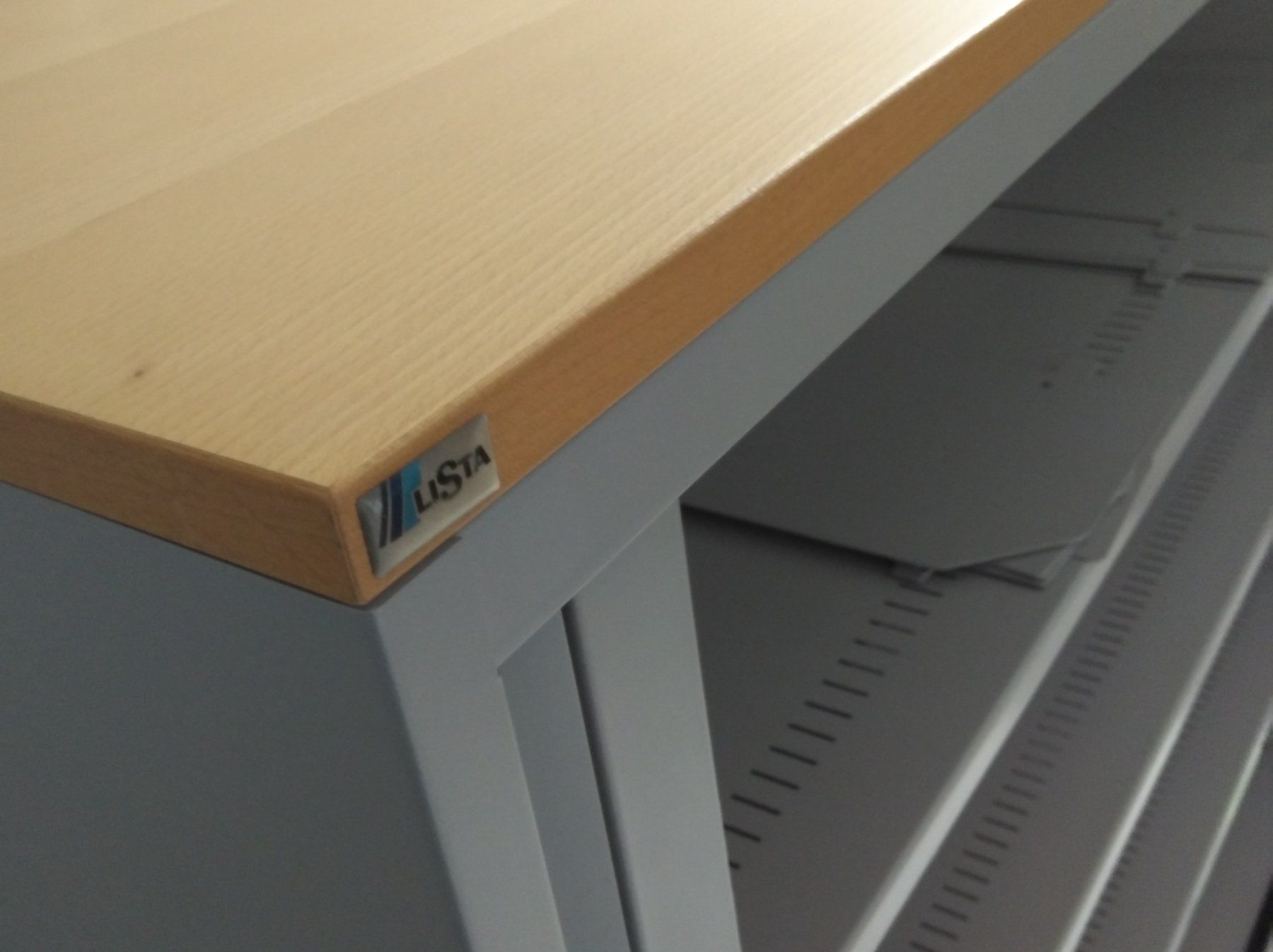 Lista Armadi: LISTA Rollladenschrank mit Echtholz-Buche-Deckplatte – Usato da Bäriswil BE venduto da Fanttijuutti 1