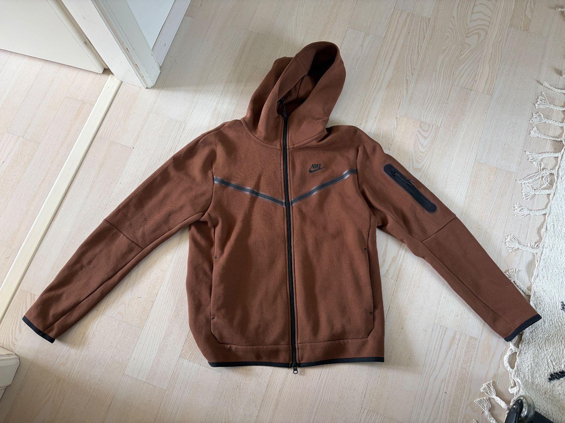 Nike Maglioni & Felpe: Pull Nike Tech brun taille M – Nuovo (secondo la descrizione) da Mont-sur-Lausanne venduto da kai_fy28