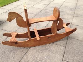Altes Schaukelpferd, Tannenholz, verarbeitet mit Holznägel.