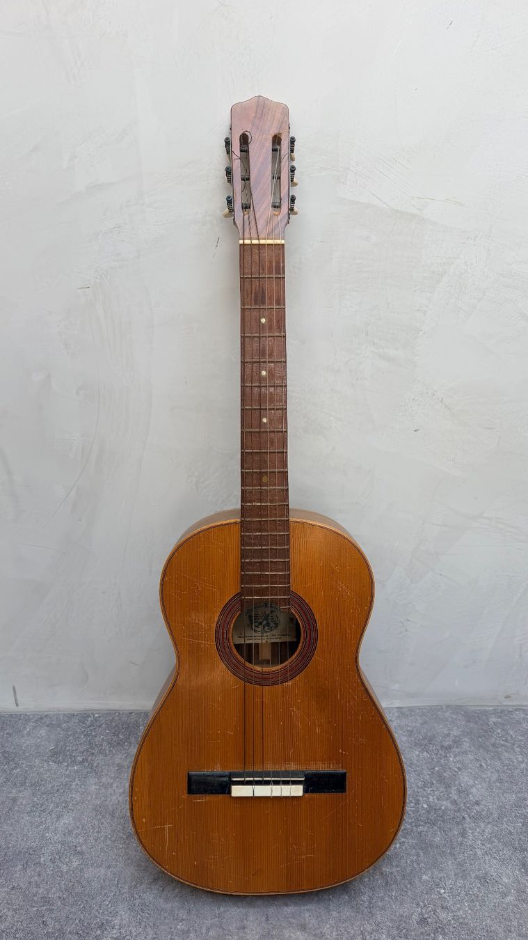 Strumenti musicali: Guitare classique  Vicente Sanchez – Usato da Bulle venduto da ABELiAM