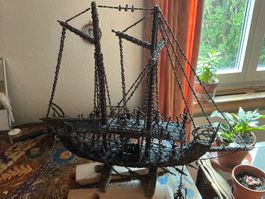 Schiff Modell Handarbeit auf Holzständer dunkel