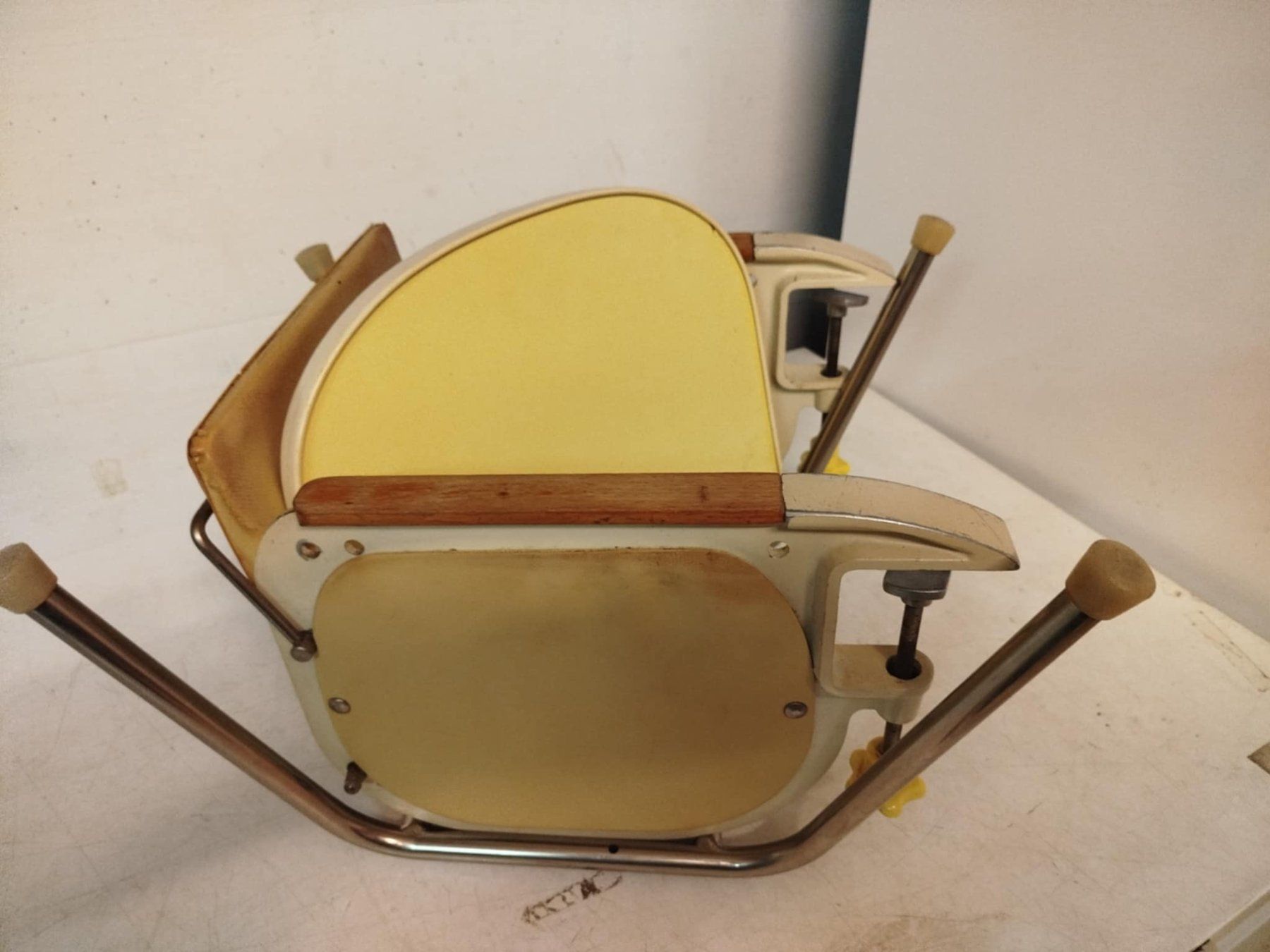 Sedie: Ancienne chaise  pour enfants. – Usato da La Chaux-de-Fonds venduto da Emmaus2300CDF 9