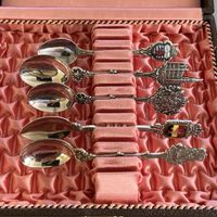5 cuillères souvenirs vintage avec coffret