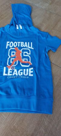 T-Shirt mit Kapuze neu Grösse 104/110 zu verkaufen