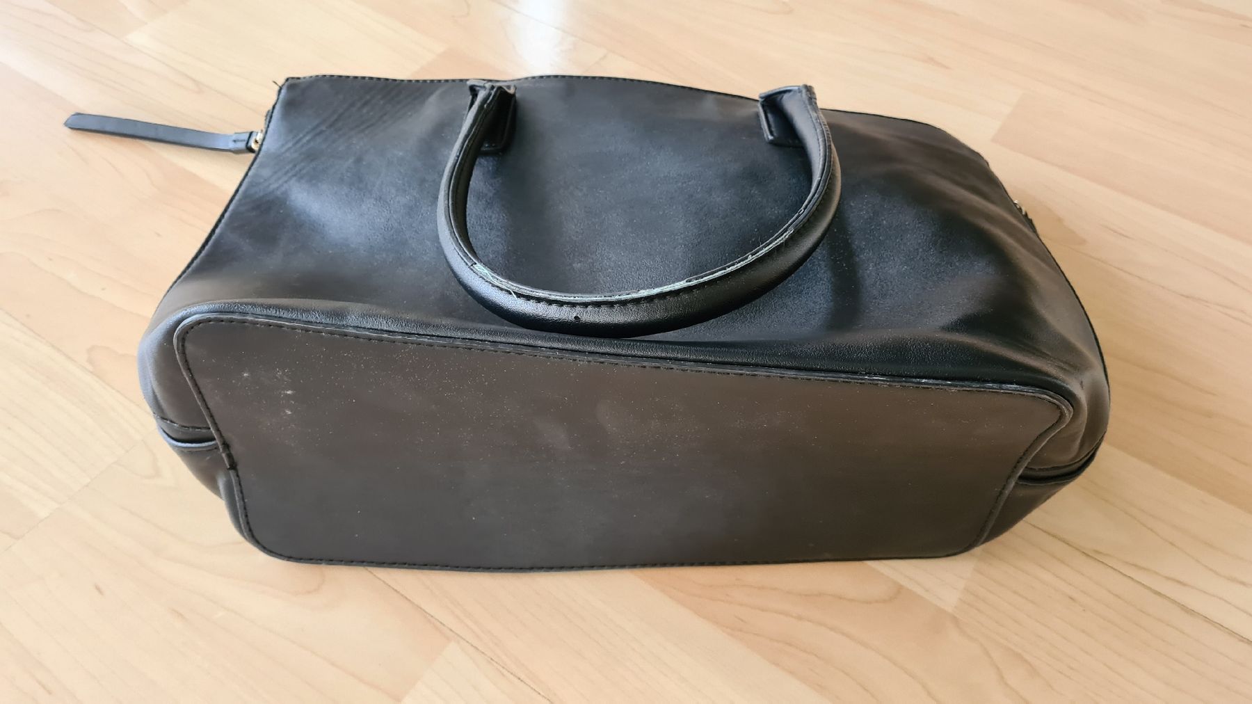 Taschen für Damen: Schwarze Tasche, Kunstleder, gut erhalten – Gebraucht aus Suhr von andreas_2008