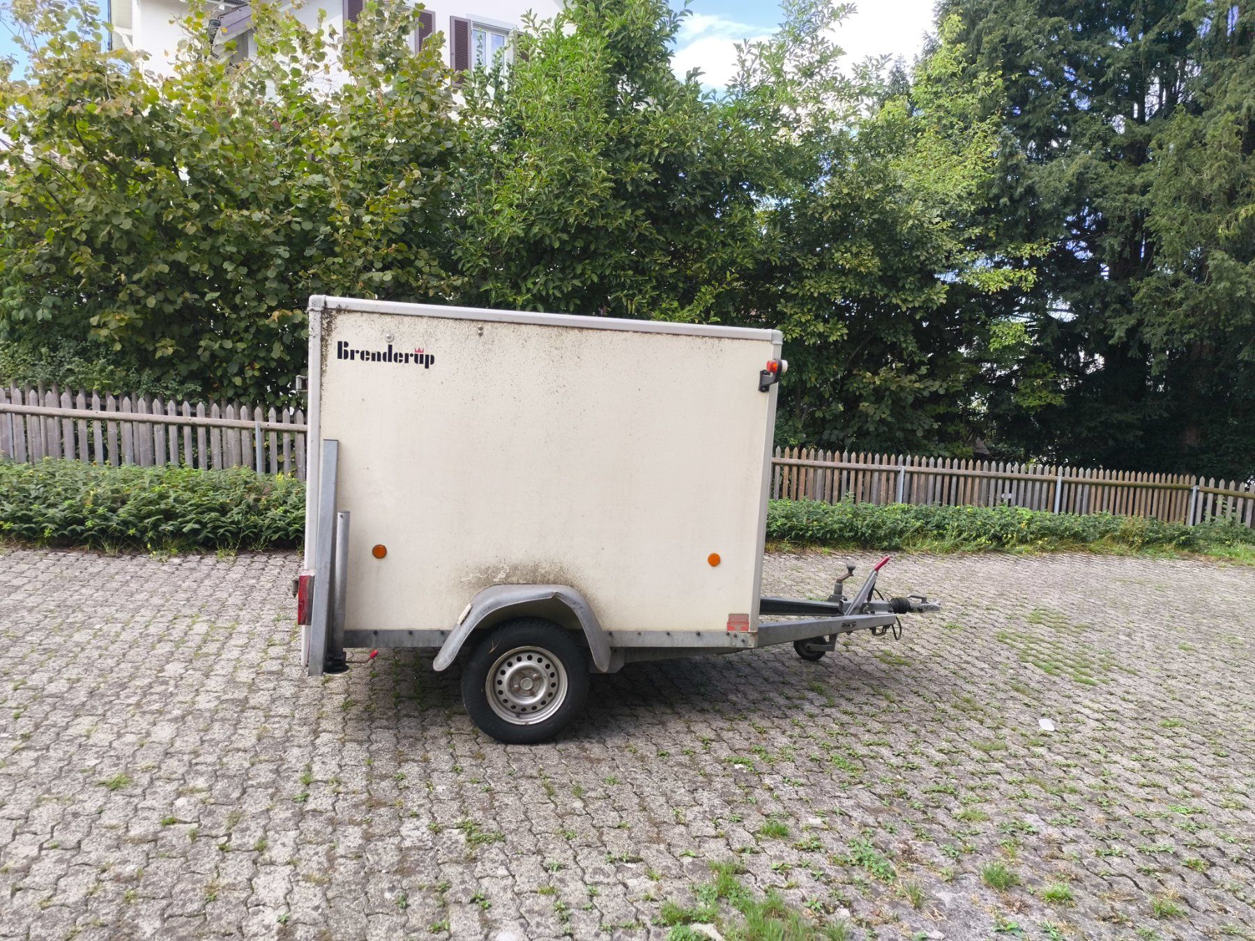 Brenderup Rimorchi: Box trailer Brenderup white used condition – Usato da Kilchberg ZH venduto da rsd_t6gj 1