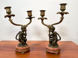 Paar antike Putti-Kandelaber – Bronze / Marmor
