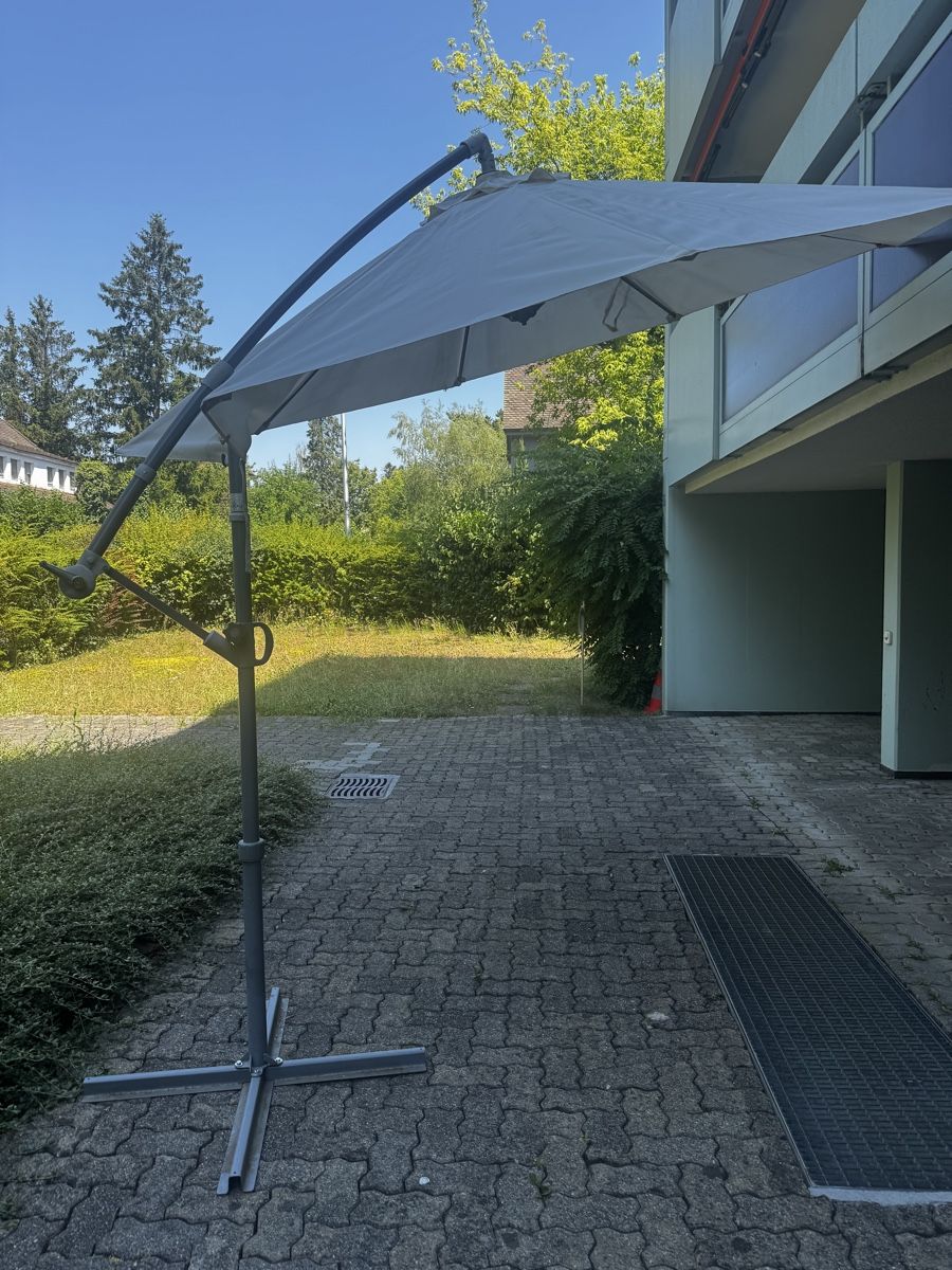 Parasols: Sonnenschirm Hängeschirm weiss mit Plattenständer – D'occasion à Basel par bau_6tk8 4
