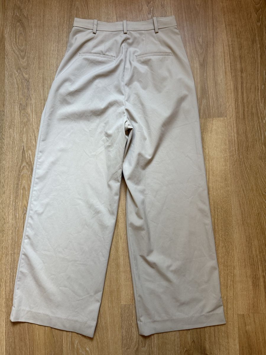 H&M Pantaloni: Pantalon large à plus beige H&M, t.38/M – Usato da Tavannes venduto da Thriftshop 1