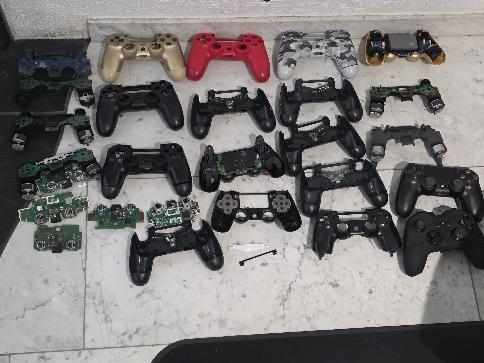 Sony Manettes: PS4 Controller Ersatzteile + 3 controller defekt – D'occasion à bennwil par methorn01