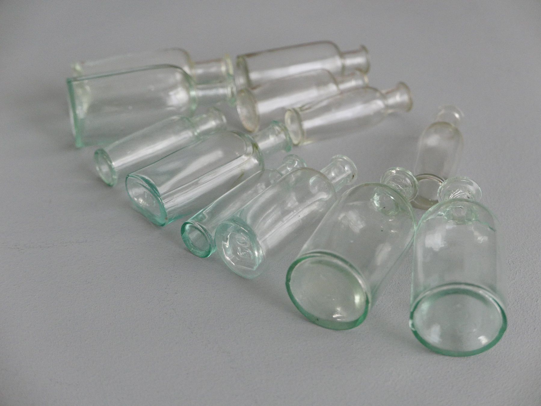 Laborzubehör: SAMMLUNG ANTIKE APOTHEKER GLAS-FLÄSCHCHEN – Gebraucht aus Balgach von Zwischenraum 8