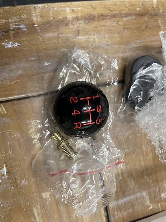 Tutti pezzi di ricambio auto: Schaltknauf, schwarz, mit M8 M10-Adapter – Usato da Madetswil venduto da Toni4ever