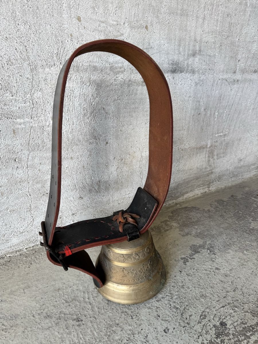 Campanacci mucche: Glocke mit Lederriemen antik Messing  – Usato da Frauenfeld venduto da difi67 1