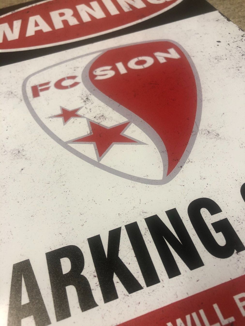 Insegne: FC Sion Parking Only Blechschild Tourbillon Auto Englisch – Nuovo e nell'imballaggio originale da Dättlikon venduto da easythings 1