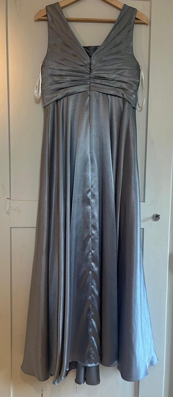 JJ’s House Kleider: Brautjungfernkleid – Gebraucht aus Spiez von Simri1 1