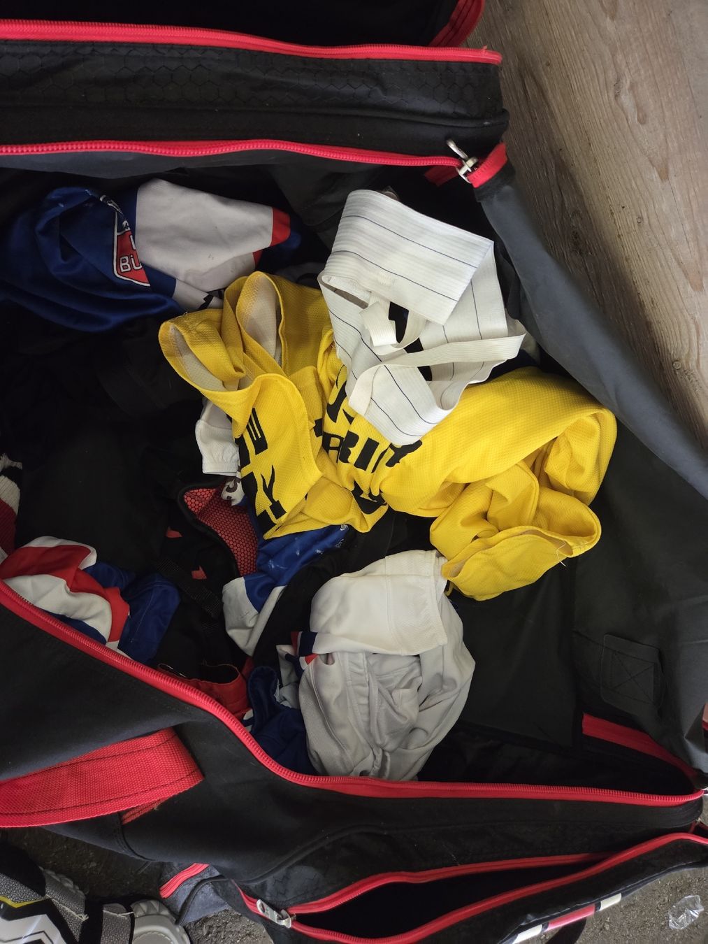 Bauer Schutz & Schoner: Eishockey Ausrüstung  – Gebraucht aus Oberhasli von General-Dealer 9