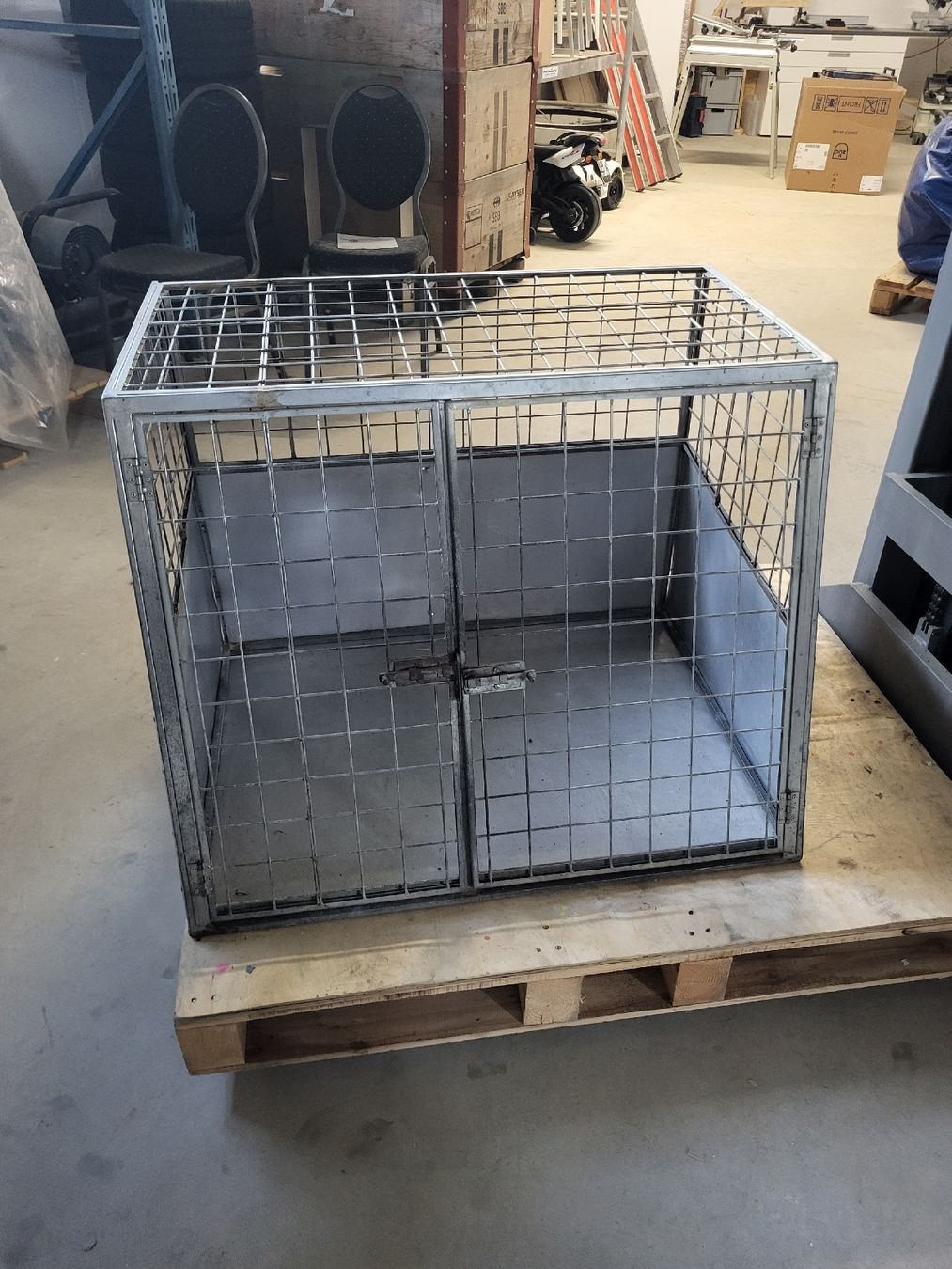 Cages, transport & sécurité: Hundebox  – D'occasion à Brunnen par Burger_king