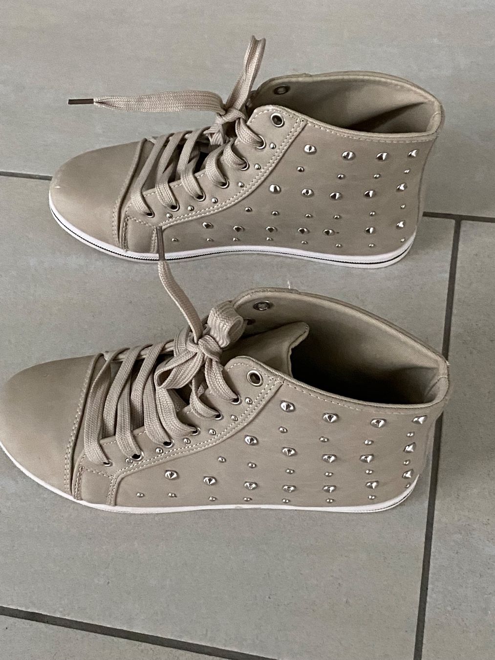 Scarpe da donna: Halbhoher Schuh mit silbernen Nieten – Nuovo (secondo la descrizione) da Affoltern am Albis venduto da may_9gdz