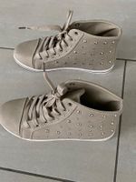 Halbhoher Schuh mit silbernen Nieten