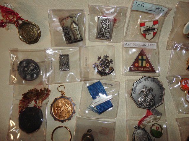 NEW 2 Stück Stift Tomorrowland Movie Pin Brooch Kollektionen Fibeln