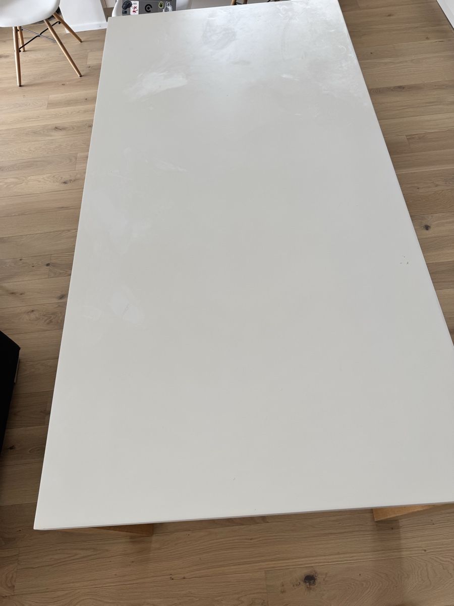 Tische: White Dining Table with Wooden Legs – Gebraucht aus Pully von bog_n2xk 3