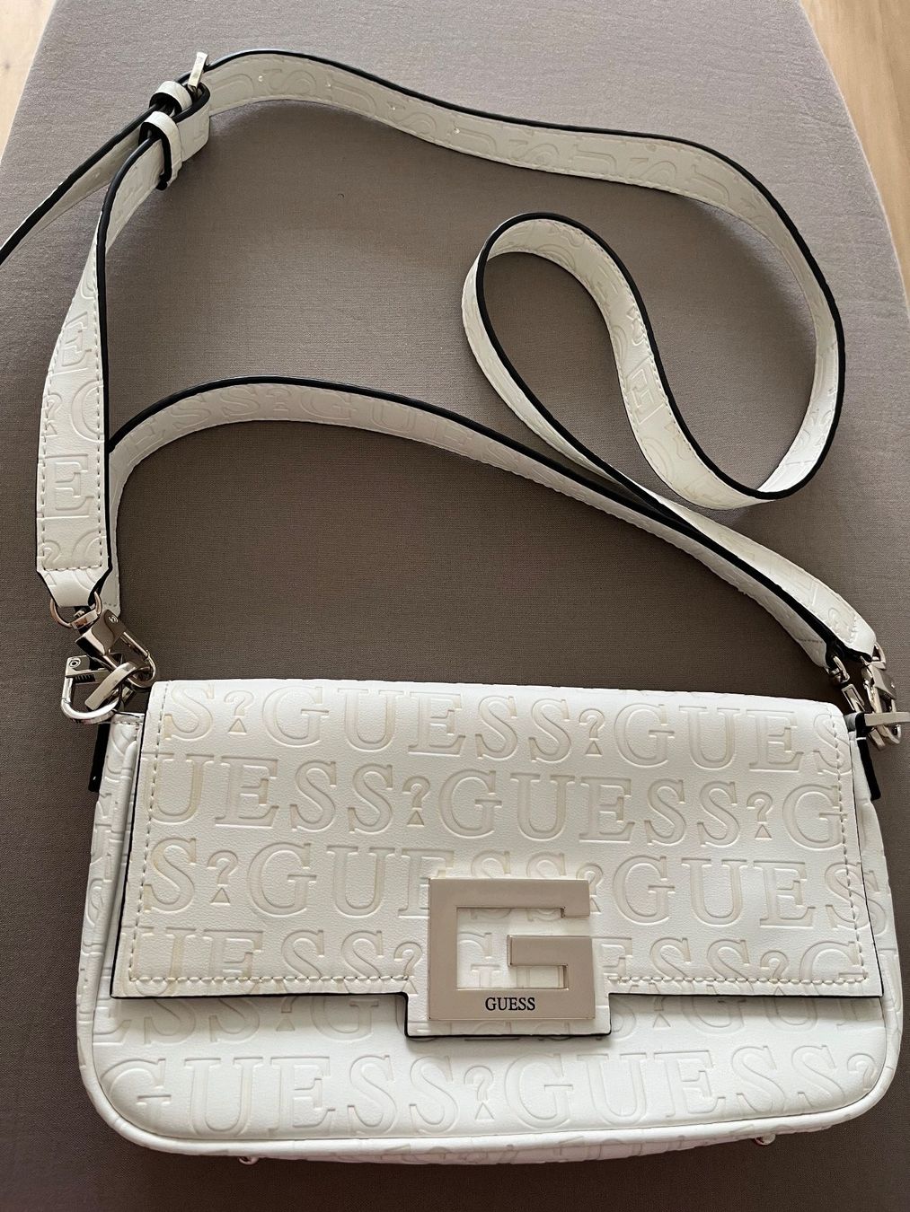 Guess Taschen für Damen: Guess Umhängetasche Brightside, weiss – Neu (gemäss Beschreibung) aus Kloten von SANTALA23 2