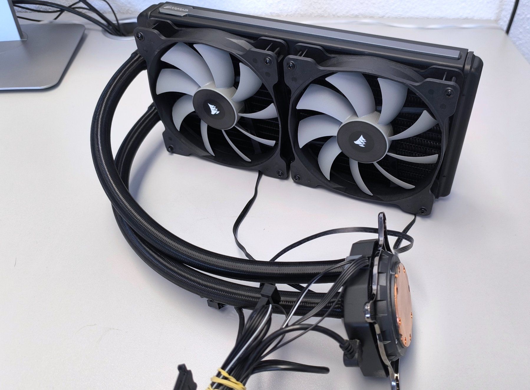Componenti elettronici: Wasserkühler für Computer CORSAIR – Usato da Wald ZH venduto da 89kingle