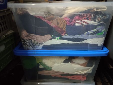 Kleiderpaket Damenbekleidung gemischt zwei Boxen
