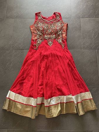 Indisches Festkleid mit Schal und Brosche