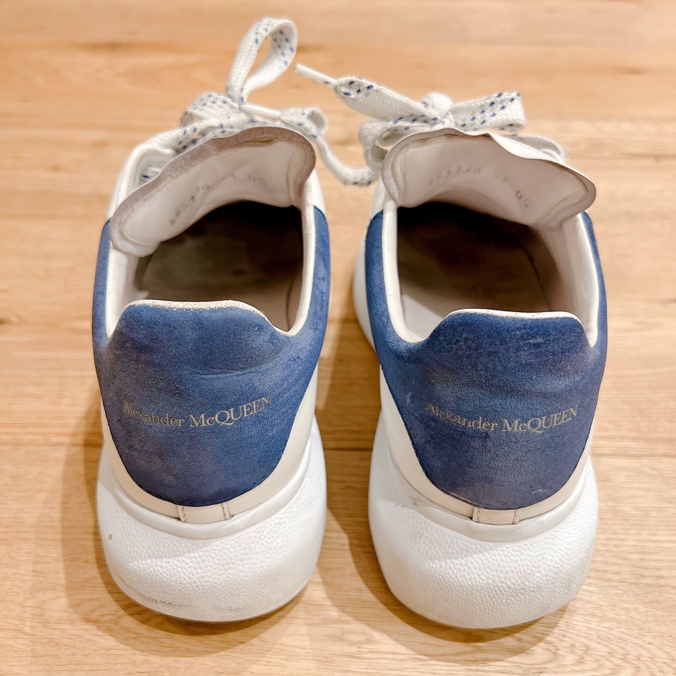 Alexander Mcqueen Chaussures femmes: Alexander McQueen Oversized Sneakers White Blue – Défectueux à Basel par Harper.G 6