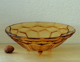 Coupe art déco sur pieds, verre pressé brun ambré, 1940-50s