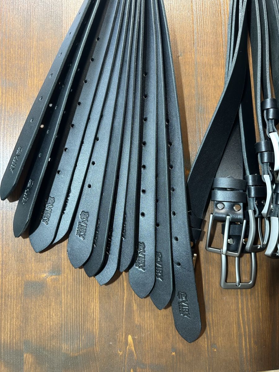 Cinture: Schwarze handgemachte Ledergürtel – Nuovo e nell'imballaggio originale da Mettmenstetten venduto da vad_57p2 2
