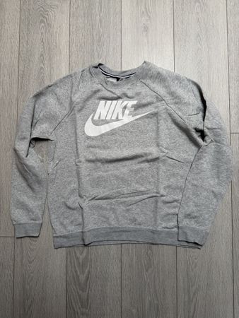 Sweat Nike gris, taille L, idéal pour la mi-saison !