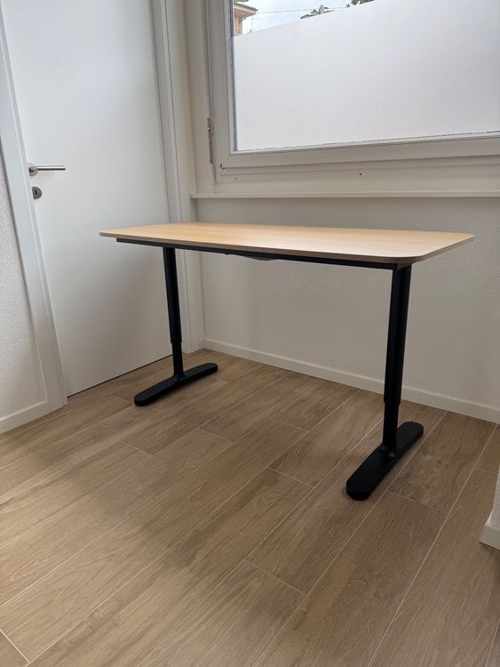 Ergonomic IKEA BEKANT Desk – Height Adjustable, Year Old (Usato