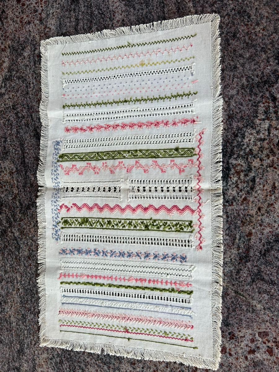 Autre linge de table: Handgesticktes Deckchen, versch. Muster, Vintage – Neuf (Voir description) à Hochdorf par la_nationale 2
