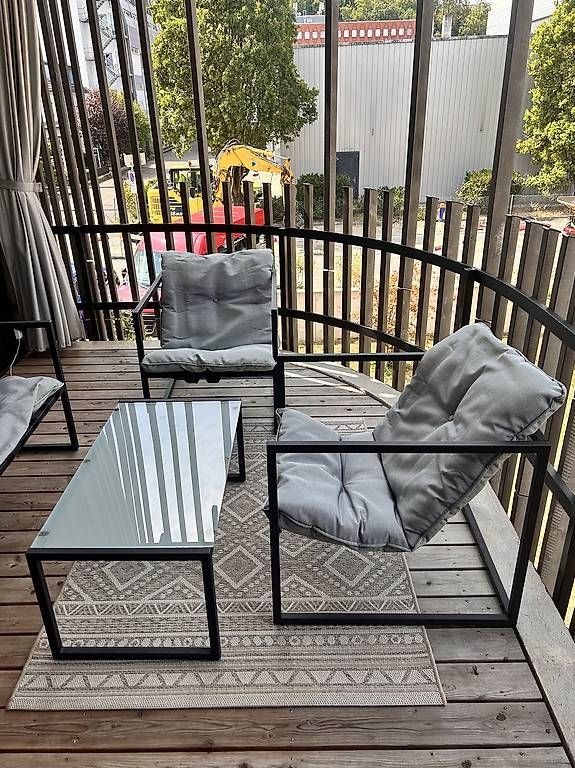 Set di tavolo e panche: Gartenmöbel / Balkonmöbel inkl. Teppich  – Usato da Basel venduto da ann_2t6s 2