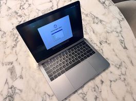APPLE MACBOOK PRO 13" mit TOUCH BAR