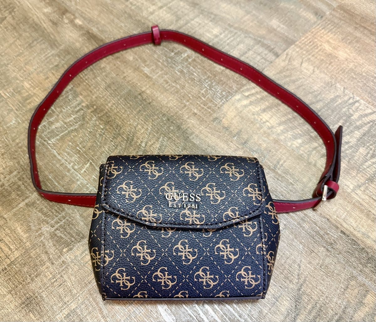 Guess Borse da donna: Guess Bauchtasche neuwertig  – Nuovo (secondo la descrizione) da Lachen SZ venduto da zsucard